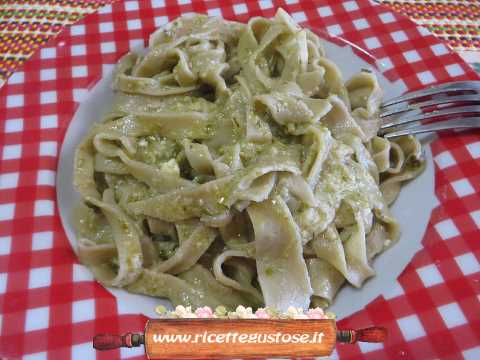 Tagliatelle veloci caprino e pesto