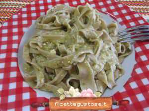 Tagliatelle veloci caprino e pesto