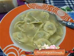 Cappelletti in brodo durelli di pollo e cicoria