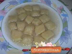 gnocchi ripieni in brodo di gallina