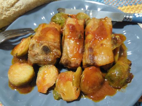 Costine di maiale con cavolini di bruxelles