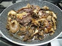faraona funghi e castagne immagine 5