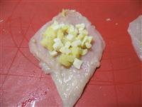 arrotolare i fagottini con le patate
