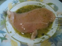 Passare le fettine di pollo nell'uovo verde