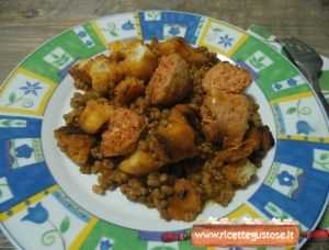 salsiccia fagioli mung e crostini al coriandolo