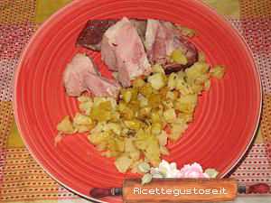 Stinco di maiale affumicato al forno con patate