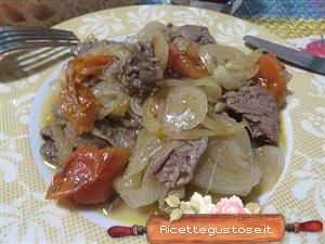 straccetti manzo alle cipolle ricetta