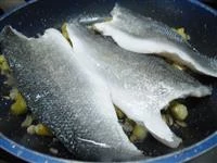 branzino vino bianco e asparagi immagine 2