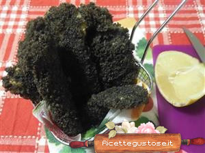 nasello fritto con pane al nero di seppia
