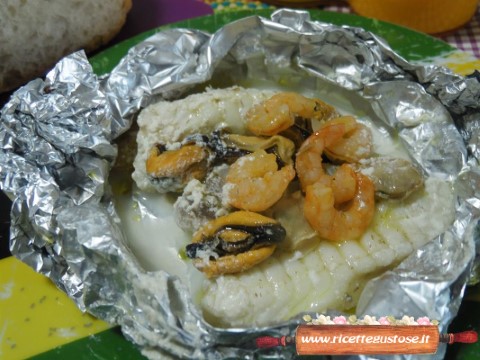 Rana pescatrice al cartoccio con cozze vongole e gamberetti 