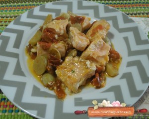 salmone con melanzane pianta delle uova e pomodoro indico