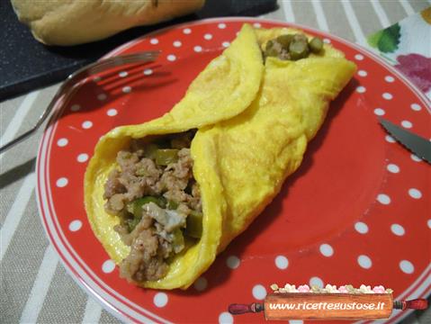 Frittata ripiena con salsiccia e asparagi