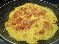 6 foto frittata con salsiccia e pane tostato