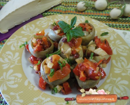 nelanzane pianta delle uova ripiene con salame e formaggio