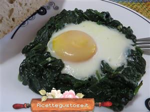 ricetta nidi di uova e spinaci