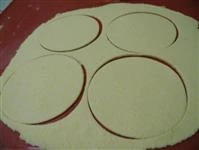 Stendere la pasta sottile e tagliare tanti cerchi