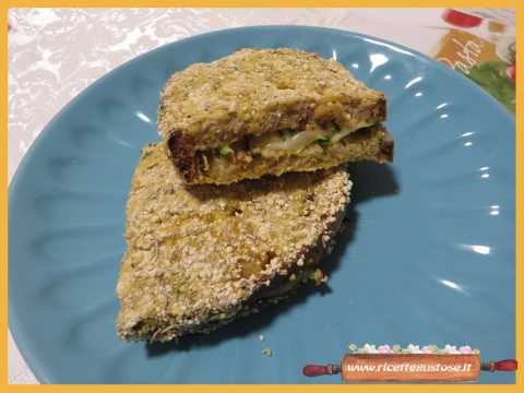 Sandwich di pane con zucchine e formaggio