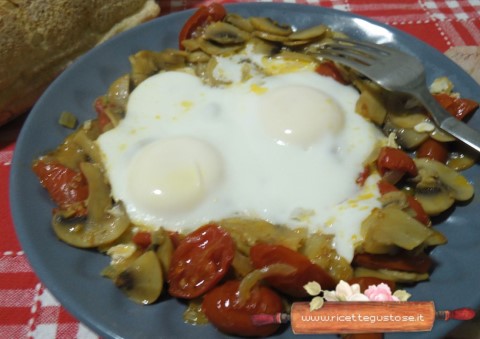 uova al tegame con funghi