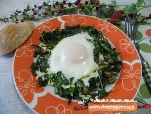 uova al tegamino con spinacio fragola ricetta