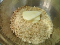 Lavorare i biscotti tritati con il burro fuso