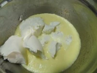 Aggiungere la polpa di albicocche frullata alla crema