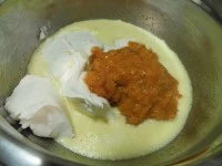 Versare la crema di albicocche sopra la base