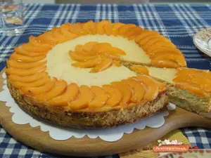 Cheesecake alle albicocche cotto in forno decorato con frutta fresca