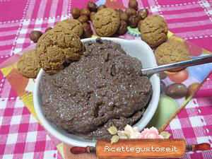 crema spamabile ale nocciole e amaretti