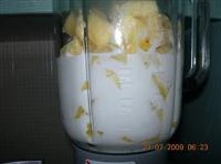 frullare ananas con latte 1