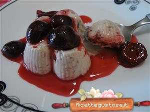 Panna cotta con le ciliegie