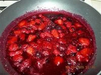 Preparazione copertura di frutti di bosco