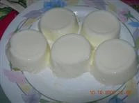 Panna cotta sformata sul piatto da portata