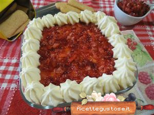 Tiramisu alle fragole crema pasticcera e gocce di cioccolato bianco