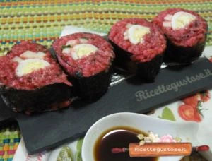 sushi uramaki rape rosse e toma del biellese con uova di quaglia ricetta